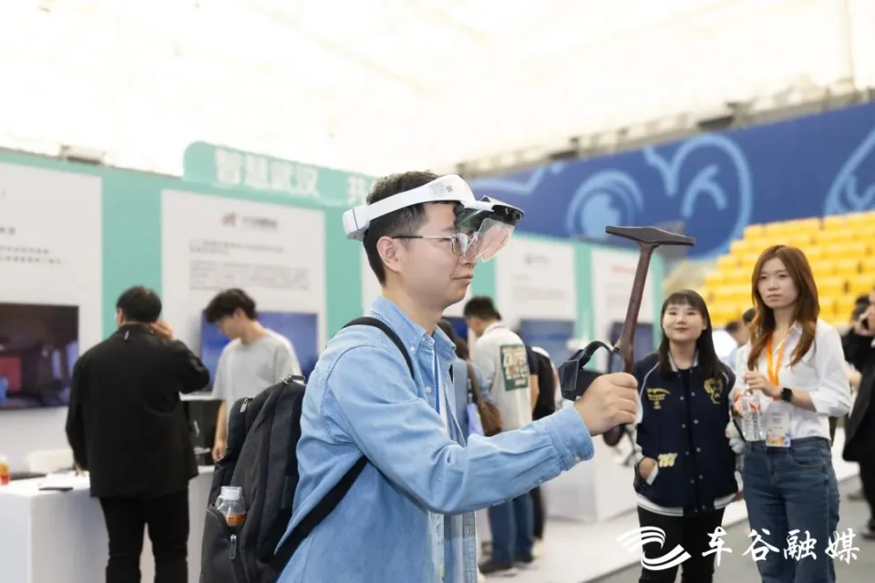 观众佩戴 AR 眼镜，手持交互道具体验展区项目