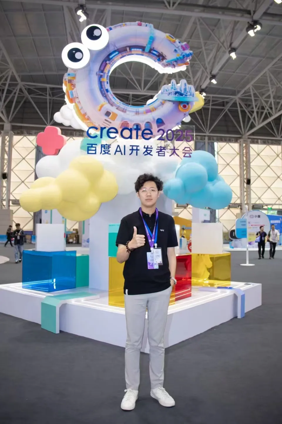 参展成员在 Create 2025 百度 AI 开发者大会标识前留影