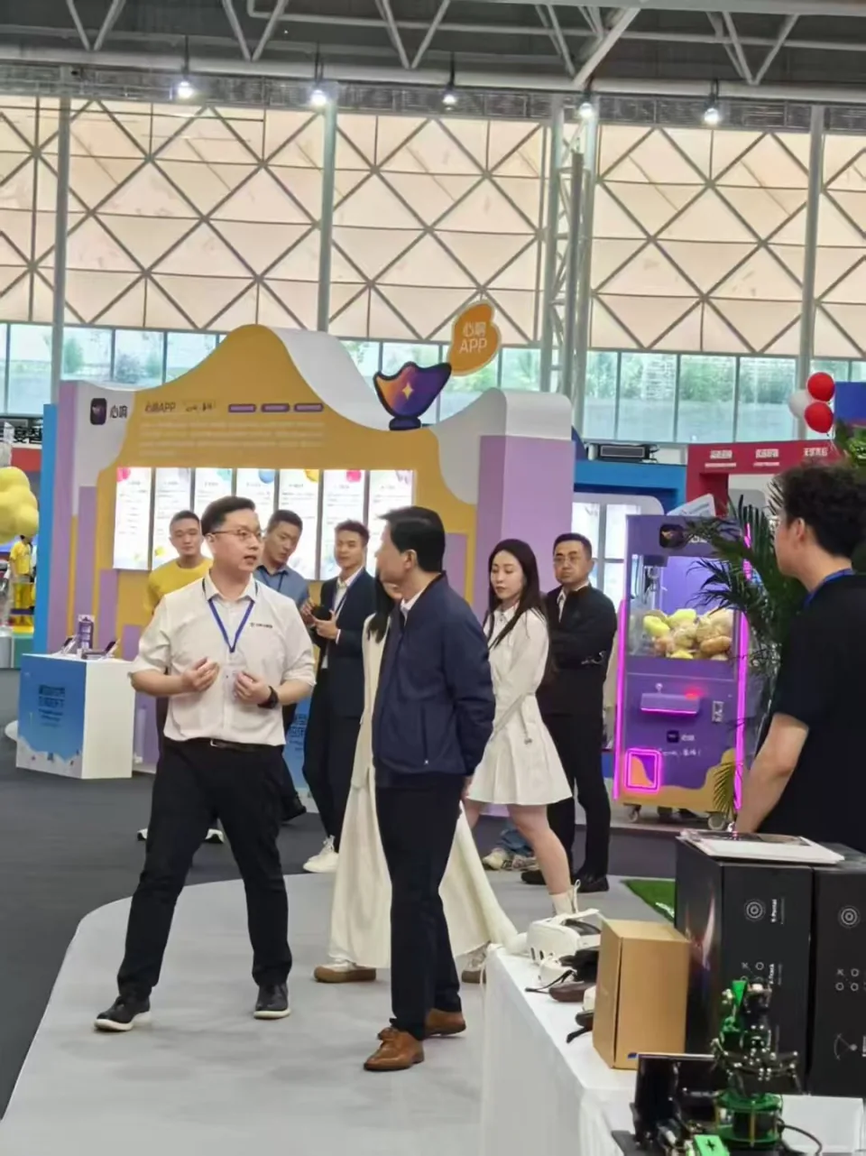 湖北大学项目展区的现场交流，来宾听取介绍