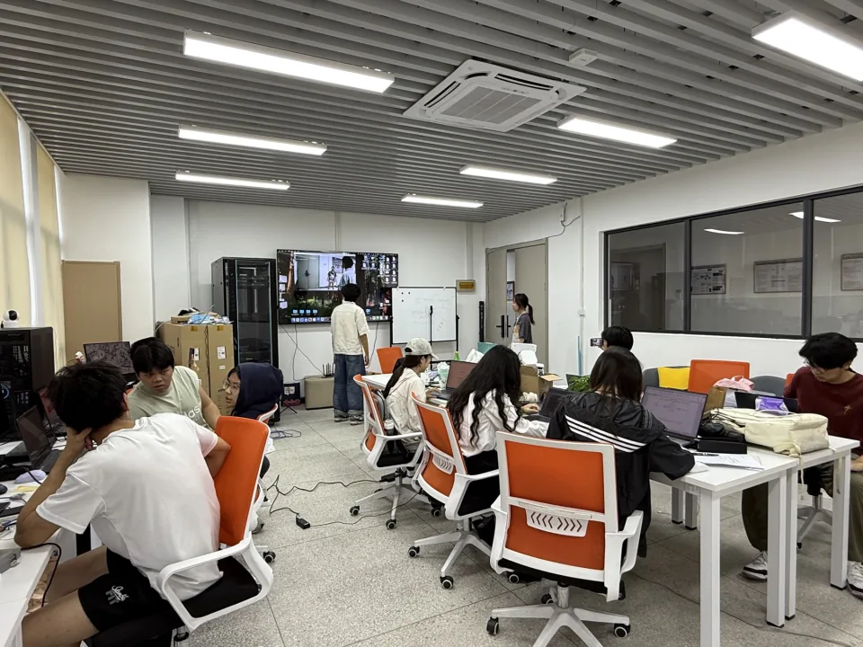夏令营同学在教室里开展小组项目实践