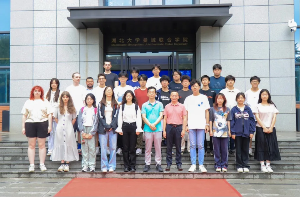 第一届夏令营中外师生合影