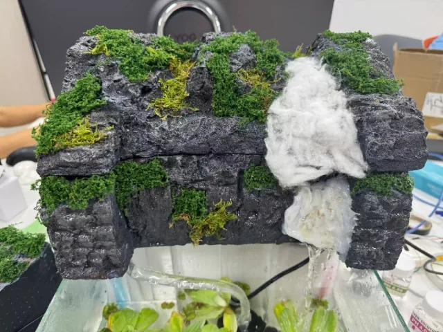 假山与瀑布出水口