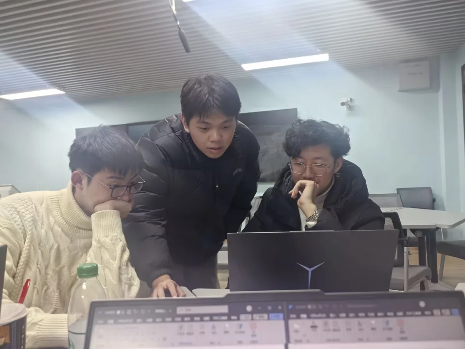 航行辅助智能体项目同学共同查看电脑并讨论